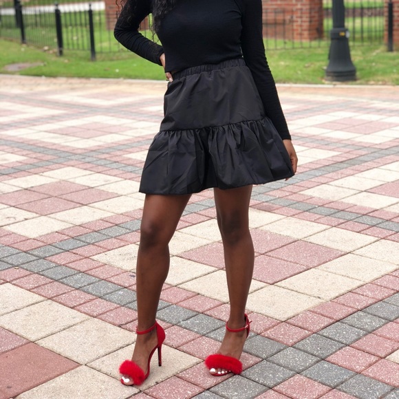 PrettyLittleThing Black Shell Puff Skirt - Picture 4 of 4